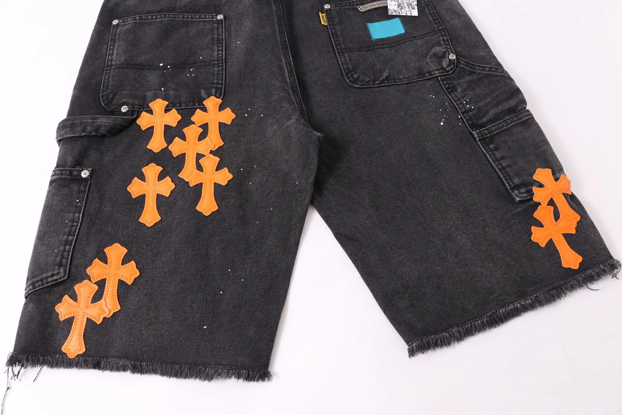 P240 Style No.: H893 GALLERY DEPT. & 𝐂𝐡𝐫𝐨𝐦𝐞 𝐇𝐞𝐚𝐫𝐭 Croxin co-branded ss25 wood splash ink hand-painted stitching multi-pocket micro-flared denim shorts. Styles with different washed textures are very friendly to people with thin legs. The micro-flared version perfectly modifies the leg shape. The timeless and moderate length makes it easy to match and match. It is the basis for various styles and is a must-have in your wardrobe! The fabric is stiff but also makes the upper body soft without losing texture. The washing process is even more perfect. It is a must-have item for everyone! ! ! Washed wheat, hang tag, pants label, three labels complete Color: black Size: 28-30-32-34-36